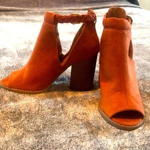 Orange tan wedges don’t know the brand but never been used brand new